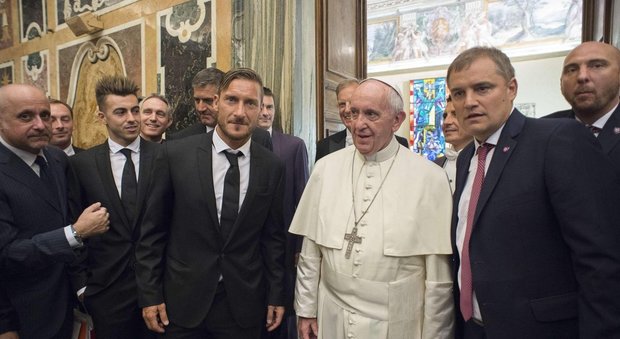 Roma, la squadra in visita da Papa Francesco. L'incasso della gara con il San Lorenzo a favore dell'Emergenza Terremoto Centro Italia