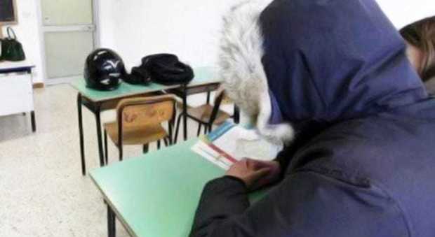 Cappoti e coperte a scuola, nelle classi non funzionano i riscaldamenti