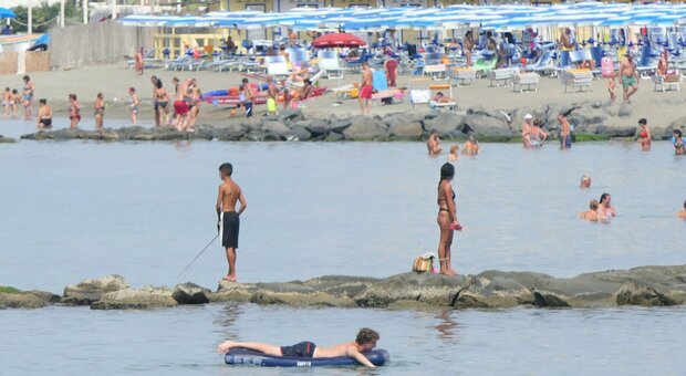 Ostia, pedofilo in spiaggia molesta due minorenni: salvato dal linciaggio