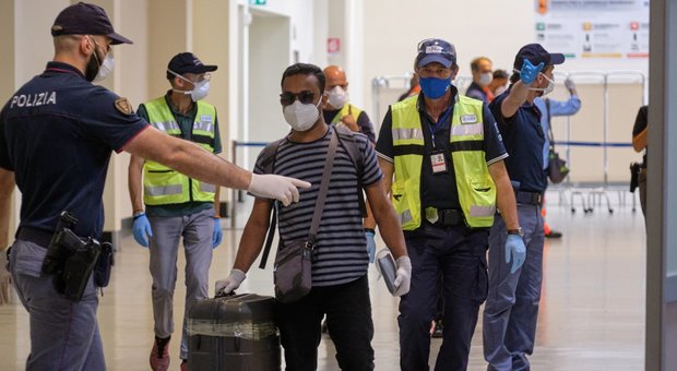Coronavirus, stretta sui voli: pronti a bloccare 3 nuovi Paesi