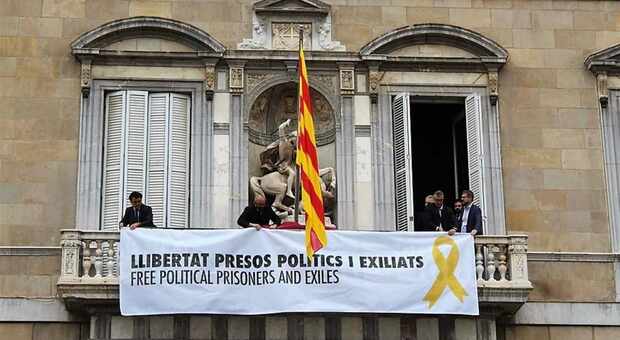 Catalogna senza presidente, Torra sospeso dai giudici: ritardò a rimuovere uno striscione pro-indipendentisti