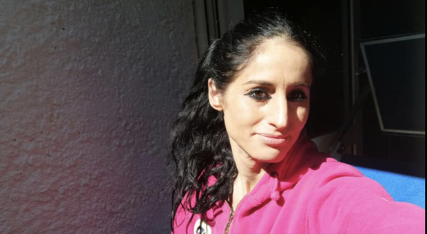 Trovata senza vita sul divano di casa a 32 anni: tragedia a Viareggio per la morte di Stella Romanini