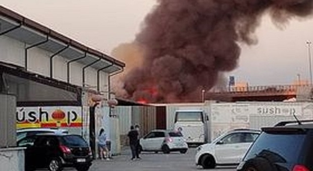 Incendio ad Afragola, in fiamme una ditta di legnami: nube di fumo nero visibile anche a Napoli