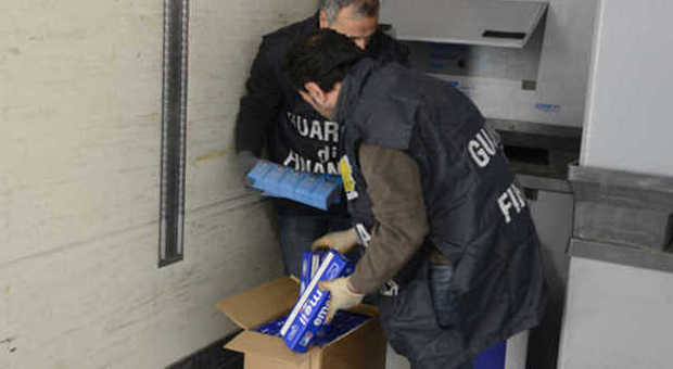 Sequestrate 5 tonnellate di sigarette di contrabbando, arrestati 2 autisti