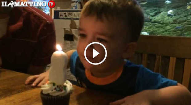 Il bambino non riesce a spegnere la candela, guardate il gesto del padre| Video