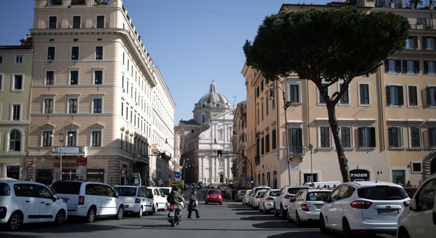 Roma, taxi in rivolta contro il rinvio delle norme anti-Uber: stop al servizio, protesta al Senato