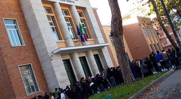 «No all'accorpamento», sit in di protesta degli studenti dell'Alighieri e del Vittorio Veneto