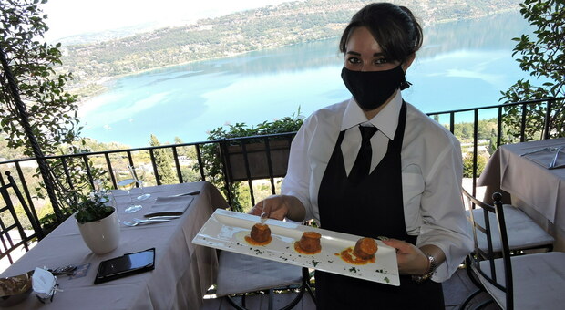 Un cameriere in un ristorante che si affaccia sul lago di Albano