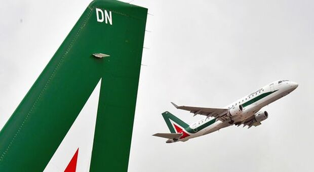 Alitalia, altra metà stipendi pagata martedì 8 giugno