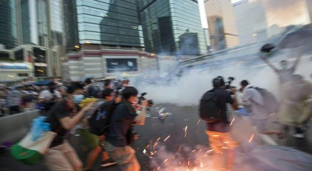 Hong Kong, 30mila in piazza contro il governo. Lacrimogeni e spray al pepe sulla folla