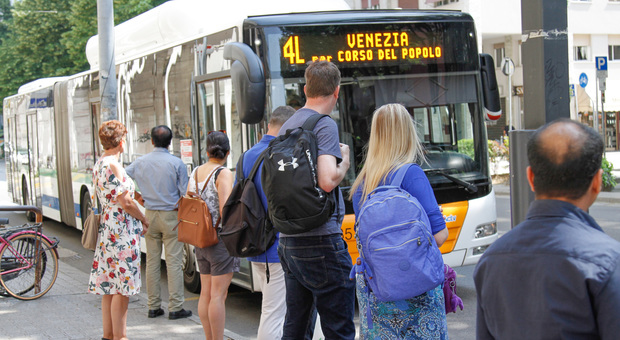 Bus Actv stracarichi: turisti su, residenti e pendolari restano a terra