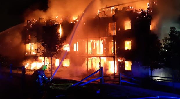 Incendio in un palazzo di 4 piani, paura a Londra: «Coinvolti 125 pompieri». La furia delle fiamme