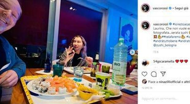 Vasco Rossi è tornato da Los Angeles a Verucchia: cena di sushi e festa della mamma ultranovantenne