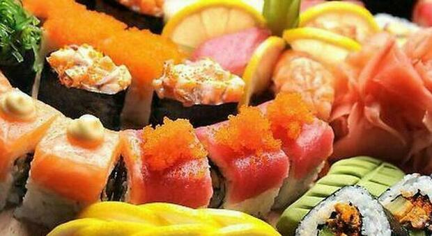 Sushi “all you can eat”, 10 ragazzi intossicati dopo la cena: chiuso ristorante nel cuore di Napoli