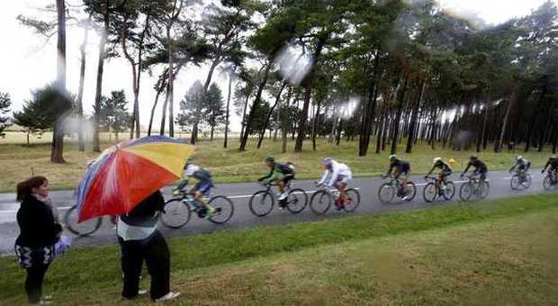 Tour de France, ancora cadute, si ritira il velocista Bouhanni
