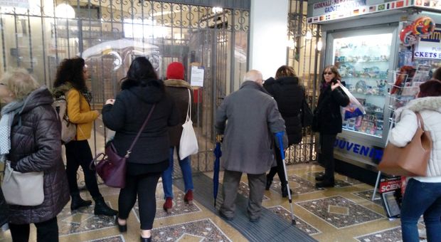 Napoli, disastro trasporti: la Funicolare Centrale chiusa due ore per un guasto tecnico