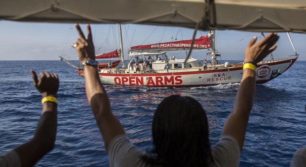 Open Arms fa rotta verso la Spagna: «Non ci fidiamo di Salvini»