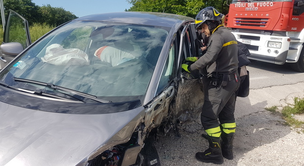 Civitanova, auto si schianta contro una betoniera: conducente all'ospedale