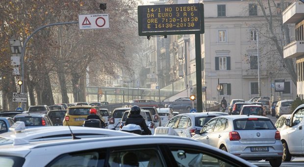 Smog, a Roma stop ai diesel anche domani e giovedì. «Un milione di auto ferme»