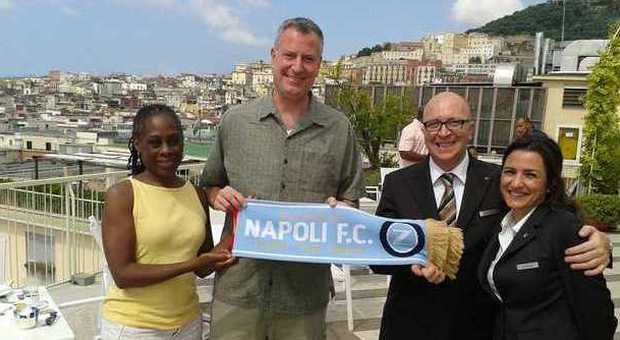 Il sindaco di New York lascia Napoli. Il suo saluto da tifoso: «Forza azzurri»