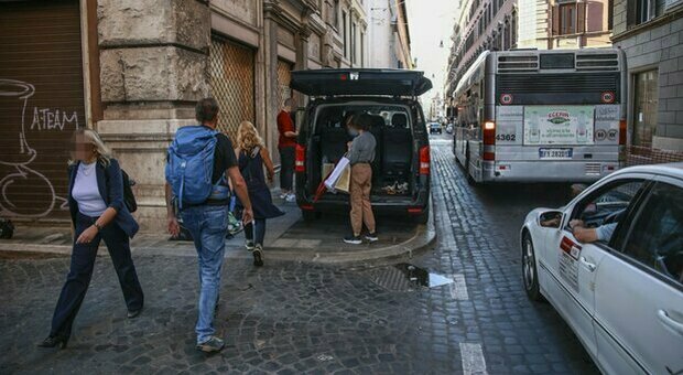 Roma, lo scempio del parking sui nuovi marciapiedi: giungla di auto in sosta