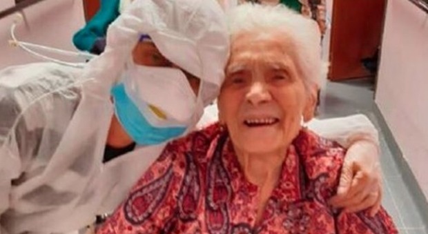 Nonna Ada, 104 anni, ha sconfitto il coronavirus. «È tornata a leggere e a recitare il rosario»
