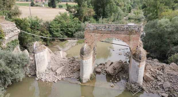 Benevento, crolla l'antico ponte sul fiume Calore: «Disastro annunciato»