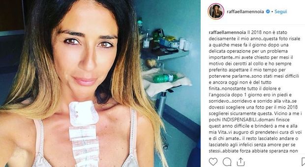 Raffaella Mennoia malata mostra i segni dell'operazione: «Mesi difficili, ma non è ancora finita»