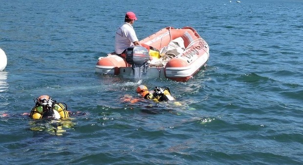 Castelgandolfo, l'auto del trentenne scomparso ritrovata vicino al lago: i sommozzatori cercano il corpo
