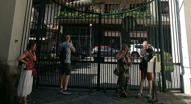Floridiana, cancello chiuso in anticipo: visitatori prigionieri nel parco di Napoli