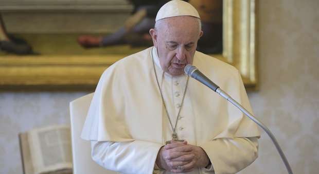 Il coronavirus arriva a casa del Papa: «Contagiato e ricoverato un suo collaboratore»