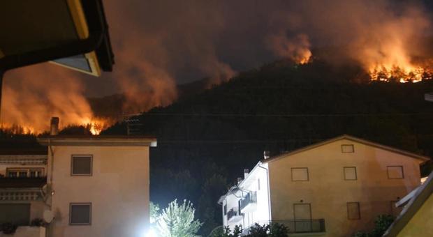 L'Aquila, paura nella notte: l'incendio si è avvicinato alle abitazioni