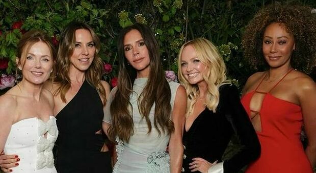 Spice Girls, la reunion ai 50 anni di Victoria Beckham: ecco i look di Geri, Emma, Mel C e Mel B (e come sono cambiate)
