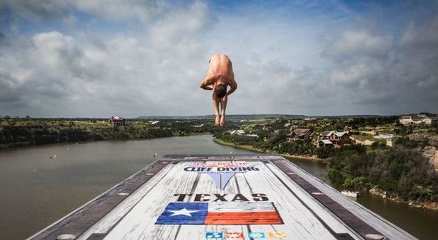 Lo show del Red Bull Cliff Diving Series: terza tappa in Texas, alla "porta dell'inferno"