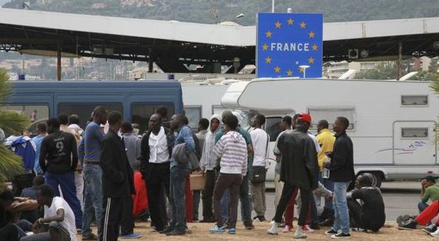 Migranti, la Francia: qua non passano, se ne occupi l'Italia creando campi Ue