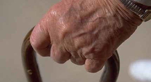 Avances e molestie a cameriera 21enne: "Daspo" a un cliente di 89 anni