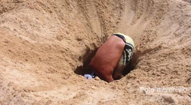 Scava buca in spiaggia, la sabbia lo travolge: Adam muore soffocato
