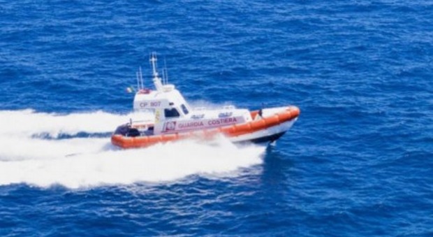Ischia, alla deriva sulla barca a vela con tre bambini: salvati dalla Guardia costiera