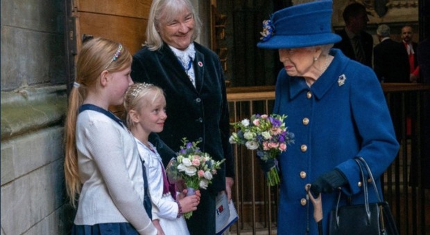 La Regina Elisabetta partecipa per la prima volta ad un evento pubblico con il bastone da passeggio