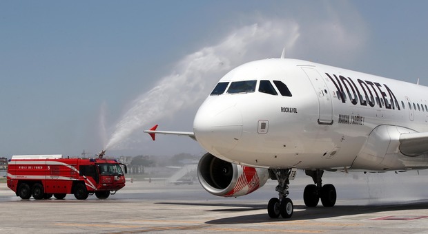 Mykonos-Napoli, avaria sul volo Volotea: atterraggio di emergenza all'aeroporto di Bari