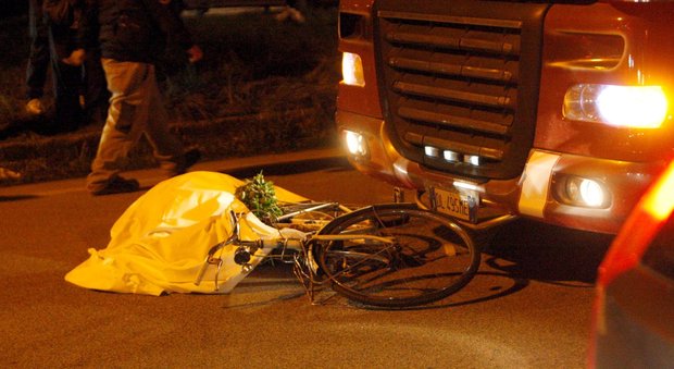 incidente ciclista travolta da tir sul viale carlo III san nicola la strada - caserta