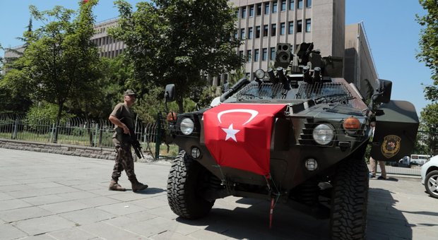 Turchia, trattore ignora l'alt e la polizia apre il fuoco: andava verso il Parlamento