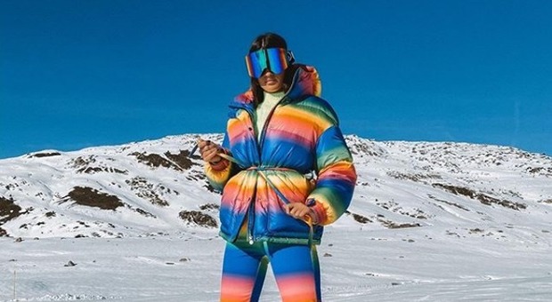 Tuta da sci super colorata in stile anni Ottanta: è il must have del 2020