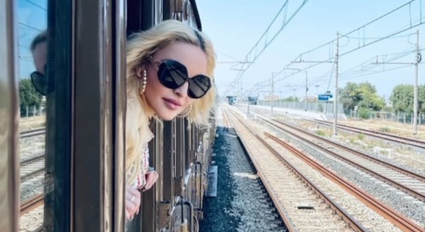 Dopo aver soggiornato in Puglia per il suo compleanno, la pop star saluta la regione che le ha rapito il cuore con un video a bordo di un treno storico e sulle note di Claudio Villa