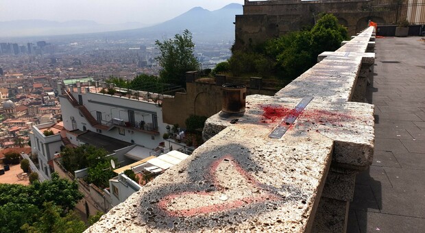 Napoli: sfregio a San Martino, panorama deturpato con scritte e oscenità