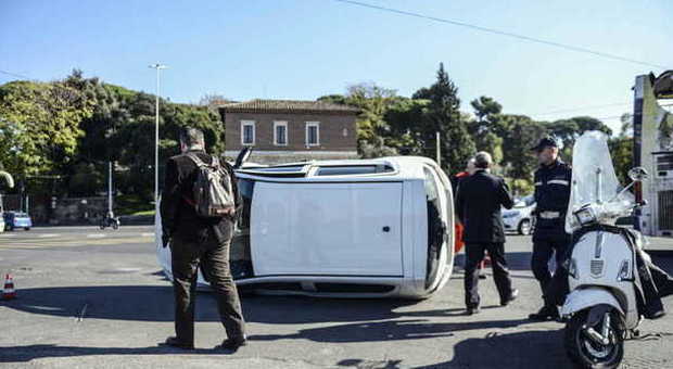 Roma, incidente da brividi in via di San Gregorio: auto si ribalta e rimane in bilico in mezzo alla strada