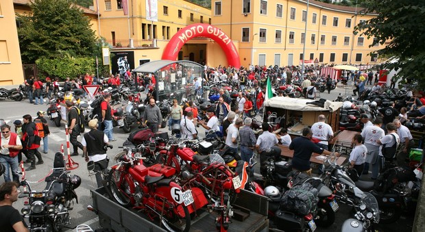 Migliaia di appassioni delle Moto Guzzi davanti la storica sede di Mandello del Lario durante l'open house 2017