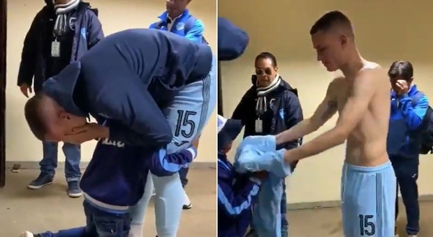 «Callejón, non andare via»: il piccolo tifoso piange disperato col gemello dell'attaccante del Napoli