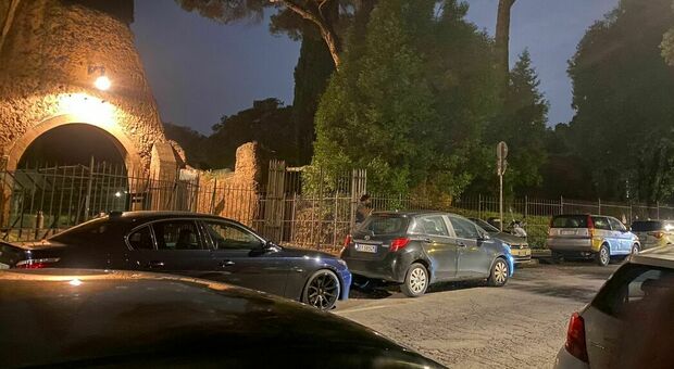 Roma, parcheggiatori abusivi e ambulanti nella notte. Assediata l'area del Colosseo. Le minacce: «Devi darmi 3 euro»