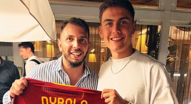 Gianmarco Pepe, collezionista di maglie, riceve la 21 da Paulo Dybala